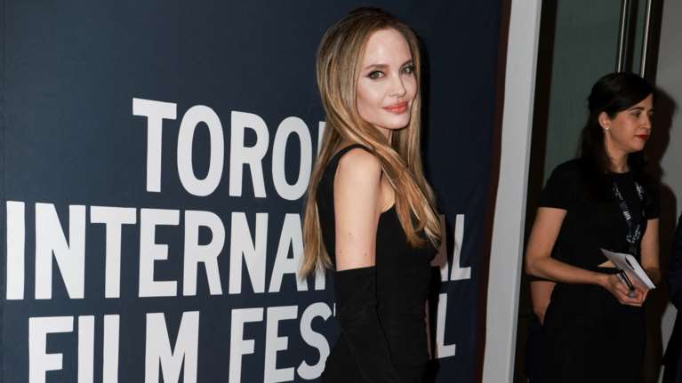 Αντζελίνα Τζολί: Έφερε το παλιό Χόλιγουντ στο κόκκινο χαλί - Η εμφάνιση με τον γιο της που έδειξε τις ουλές του μετά το τρομακτικό ατύχημα