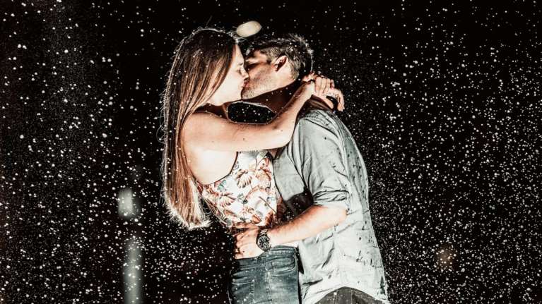 Καρδίτσα: Το έψαξε πολύ και έκανε μια υπέροχη πρόταση γάμου σε θερινό σινεμά [Βίντεο]