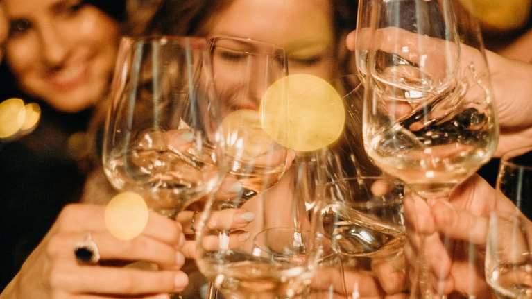 Πάτρα: Παρέμβαση εισαγγελέα για ποτά &quot;μπόμπες&quot; - Έστειλαν στο νοσοκομείο 18 παιδιά