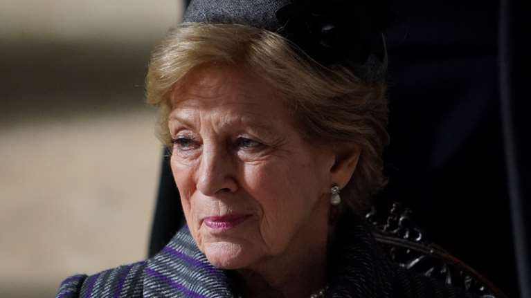 Άννα Μαρία: Ο ορισμός της κομψότητας σε βόλτα στην Αθήνα - Το καμηλό σακάκι με τα loafers και η ιδιαίτερη pied de poule τσάντα