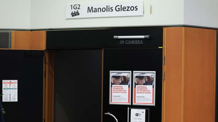 Μανώλης Γλέζος: Το όνομά του δόθηκε σε αίθουσα του Ευρωκοινοβουλίου - Εκδήλωση παρουσία Τσίπρα και Ανδρουλάκη