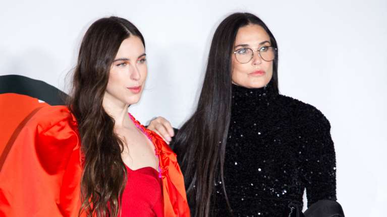 Nτέμι Μουρ και Σκάουτ Γουίλις: Μαμά και κόρη με σέξι look στο Παρίσι