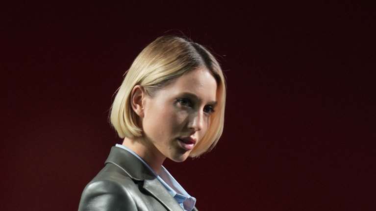 Μαρία Ολυμπία: Η εμφάνιση με μίνι τουίντ ταγιέρ του οίκου Gucci και την πιο στιλάτη τσάντα