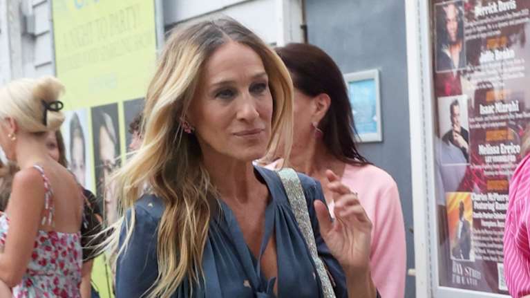 Σάρα Τζέσικα Πάρκερ: Η ιέρεια της μόδας σε έναν απροσδόκητο συνδυασμό - Με ρομαντικό φόρεμα και statement τσάντα