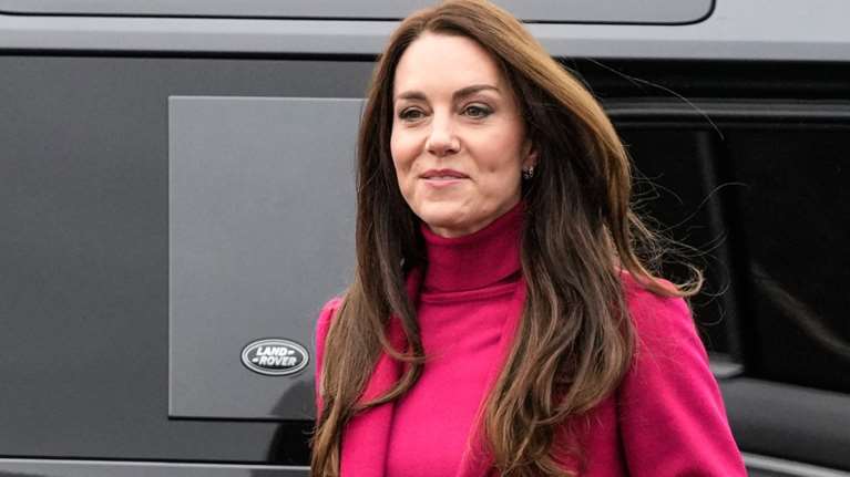 Κέιτ Μίντλετον: Η πρώτη δημόσια εμφάνιση μετά την επέμβαση στην κοιλιά - Με μαύρα γυαλιά στο πλευρό της μητέρας της