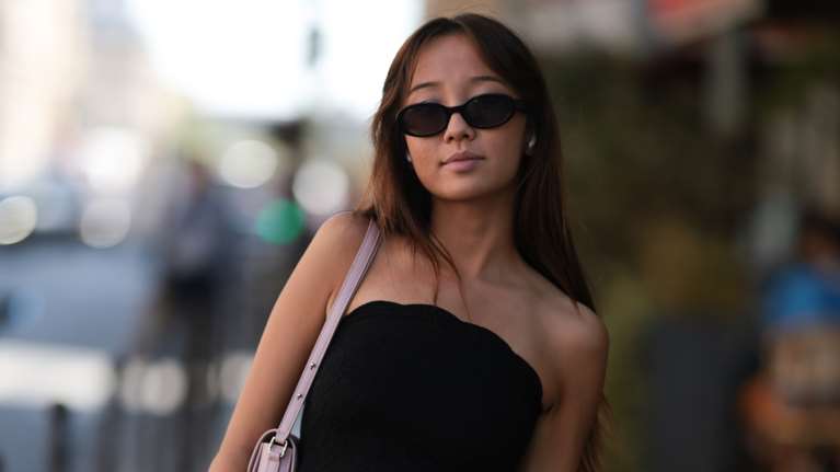 Όλα τα stylish κορίτσια το φορούν: Το top που κάνει comeback από τα '00s