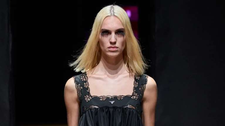 Καίτη Γκραμμά: Το τρανσέξουαλ μοντέλο περπάτησε στην πασαρέλα του οίκου Prada στο Μιλάνο