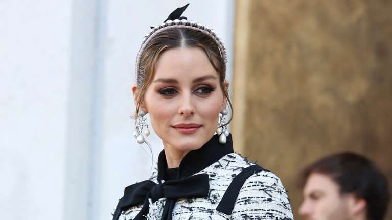 Ολίβια Παλέρμο: Ο ορισμός του στιλ και της κομψότητας με τουίντ φόρεμα, δερμάτινες μπότες και φιόγκους