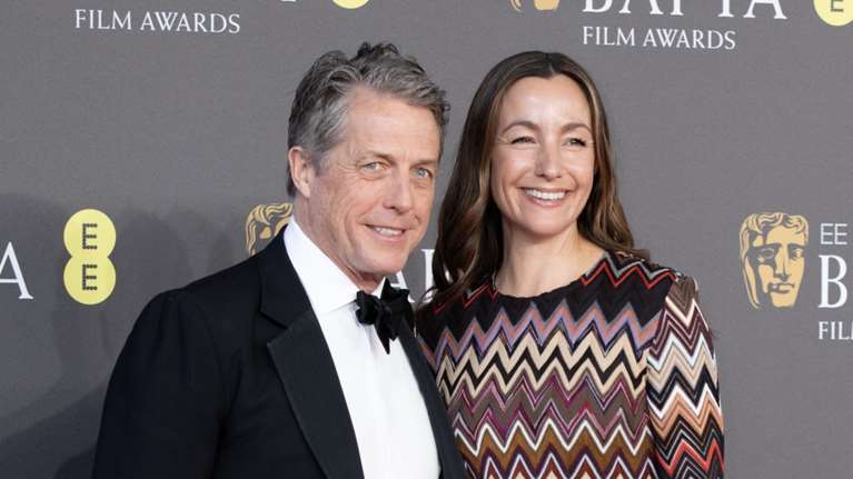 Ο Χιου Γκραντ στα BAFTA με την καλλίγραμμη και πανύψηλη σύζυγό του - Το σούπερ μίνι και οι γόβες