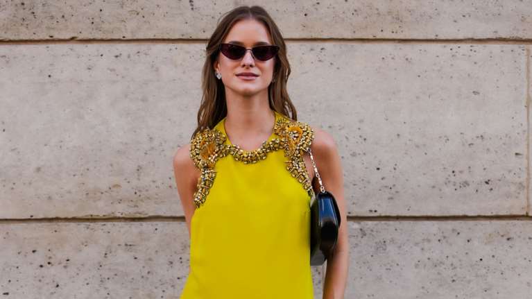 Το butter yellow είναι παρελθόν: Η απόχρωση που τρεντάρει αυτή τη στιγμή στο street style