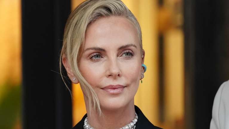 Σαρλίζ Θερόν: Μια κούκλα με total black - Ο τρόπος που συνδύασε το σιθρού τοπ της για να είναι στιλάτη και όχι προκλητική