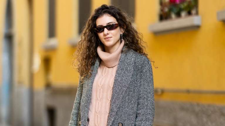 Αυτά τα 5 πουλόβερ ταιριάζουν με όλες τις φούστες του φθινοπώρου