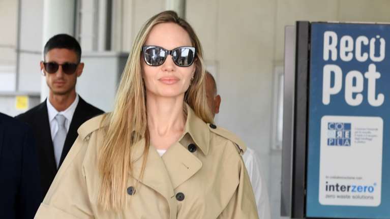 Αντζελίνα Τζολί: Super chic στη Βενετία με κοντομάνικη καμπαρντίνα και Mulberry δερμάτινες μπότες