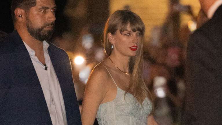 Η πιο κομψή καλεσμένη σε γάμο: Η Τέιλορ Σουίφτ φόρεσε το πιο αριστοκρατικό γαλάζιο φόρεμα με κορσέ