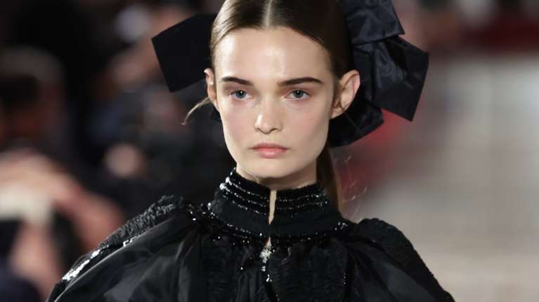 5 δραστικές κρέμες που συμβάλλουν αποτελεσματικά στην αντιμετώπιση της βλεφαρόπτωσης