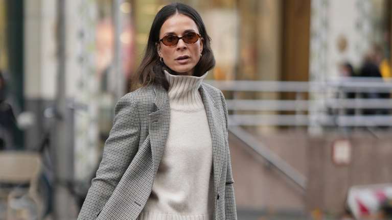 5 Γαλλίδες σού δείχνουν πώς να φορέσεις το πουλόβερ στο γραφείο