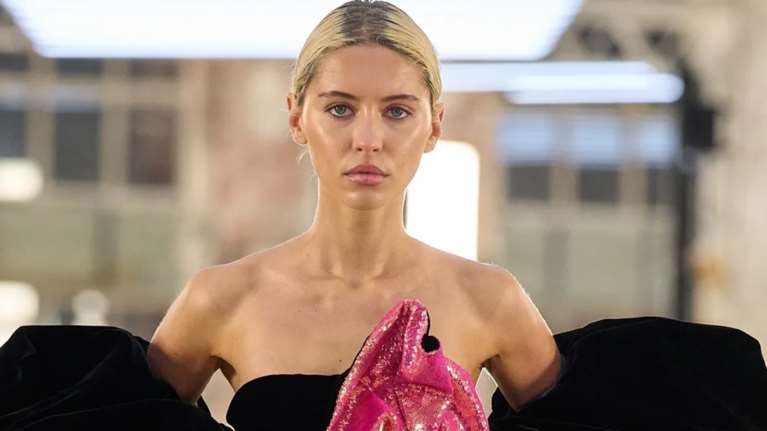 Η κόρη του Τζουντ Λο στην πασαρέλα: Μοντέλο με ομορφιά που σαγηνεύει στο Παρίσι