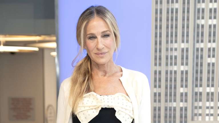 Η ιέρεια έκανε λάθος: Η Σάρα Τζέσικα Πάρκερ εμφανίστηκε με λάθος στην εμφάνιση - Τι της ξέφυγε