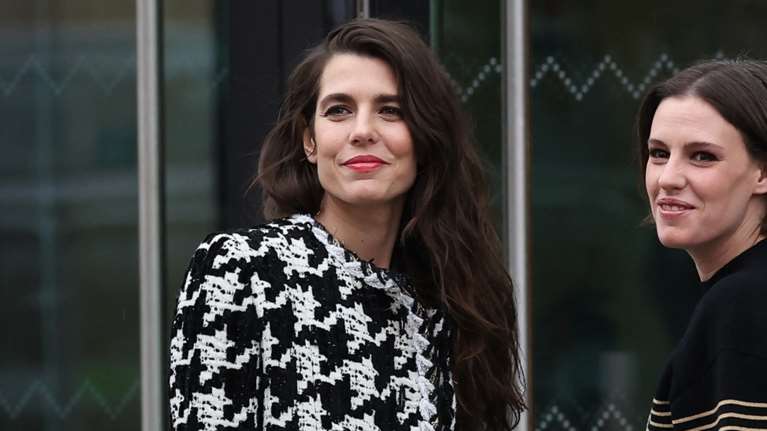 Chanel Royalty: Ακόμα και με τζιν, η Σαρλότ Κασιράγκι είναι η επιτομή της royal κομψότητας