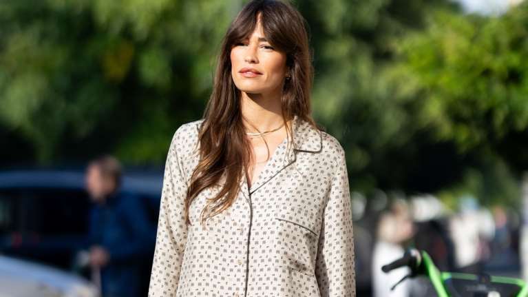 Αυτό το σατέν παντελόνι των 16 ευρώ μοιάζει έξτρα &quot;πολυτελές&quot;