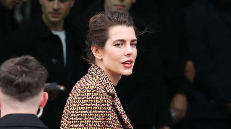 Σαρλότ Κασιράγκι: Με φουσκωμένη κοιλιά και τολμηρά κόκκινα mules Chanel που δεν θα φορούσε μια royal