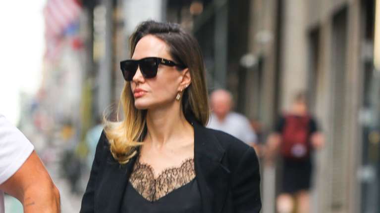 Αντζελίνα Τζολί: Στη Νέα Υόρκη με χειμερινές μπότες μέσα στο καλοκαίρι - Το μάξι λευκό φόρεμα, το κοστούμι και οι δερμάτινες μπότες