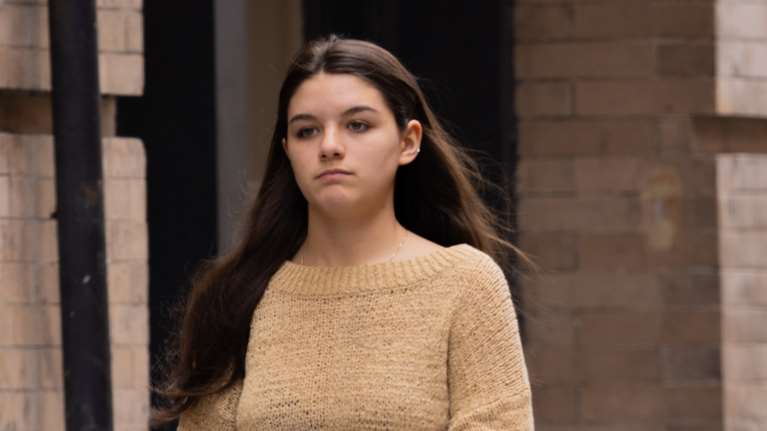 Σούρι Κρουζ: Ποζάρει με το φούτερ του πανεπιστημίου της - Οι σπουδές που ξεκινά εν αγνοία του πατέρα της