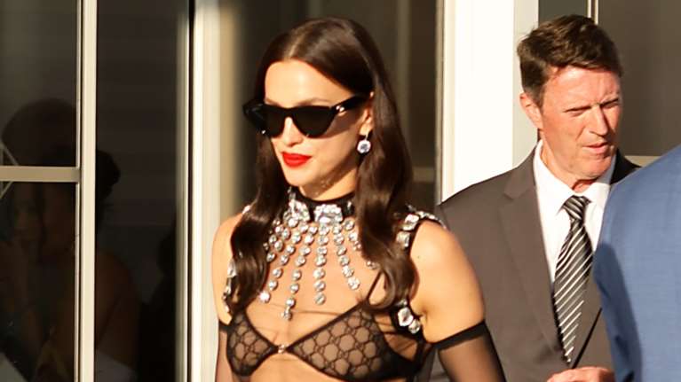 Η Ιρίνα Σάικ έγινε 38 ετών: Γενέθλια με διάφανο φόρεμα, τούρτα και δείπνο με φίλους