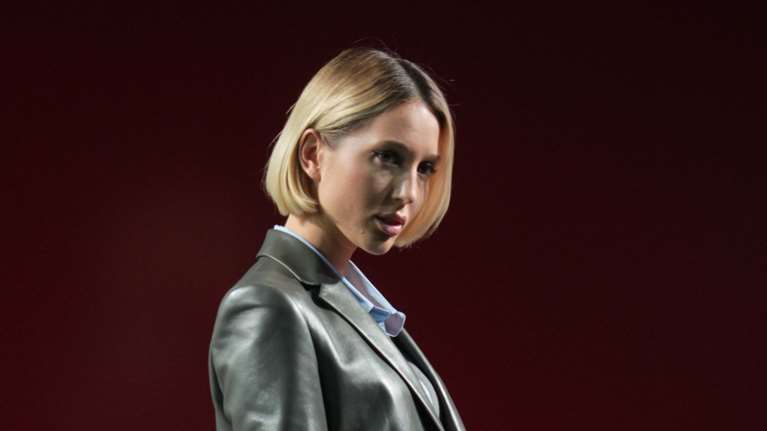 Μαρία Ολυμπία: Super stylish με total Gucci look - Το δερμάτινο κοστούμι με καυτό σορτσάκι που συνδύασε με hot γόβες