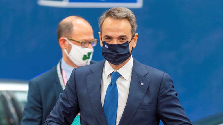 Σύνοδος Κορυφής: Με μάσκα με το σήμα του Παναθηναϊκού εμφανίστηκε συνεργάτης του πρωθυπουργού [Εικόνες+Βίντεο]