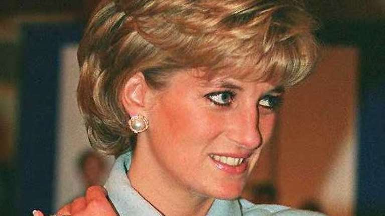 Πριγκίπισσα Νταϊάνα: Σπάνιες φωτογραφίες με τα πιο τολμηρά beauty looks της με αφορμή το The Crown 4