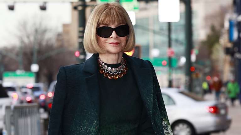 Ο ορισμός του power dressing: Η Άννα Γουίντουρ με φλοράλ ντεγκραντέ φόρεμα και ασορτί πανωφόρι στη Νέα Υόρκη