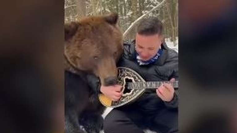 Απίστευτο κι όμως αληθινό! Λαρισαίος μουσικός παίζει μπουζούκι παρέα με μια αρκούδα