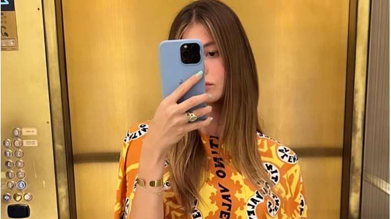 Αμαλία Κωστοπούλου: Κοσμοπολίτικες διακοπές στο Μόντε Κάρλο με εντυπωσιακό μίνι cape dress Valentino