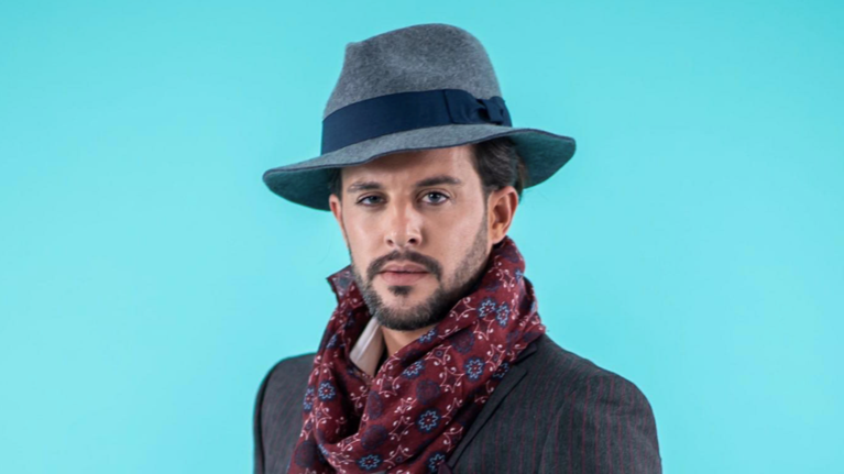 Ποιος είναι ο δημοσιογράφος -μαϊμού που απείλησε την υπάλληλο φαρμακείου- Κρατώντας τον...φρέντο στο χέρι