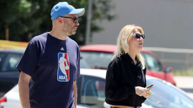 &quot;Full in love&quot; η Σκορδά - Οι βόλτες με τον σύντροφό της στη Γλυφάδα [εικόνες]