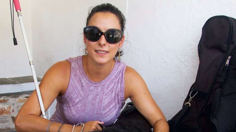 Ανάρτηση &quot;γροθιά&quot; μιας τυφλής Αμερικανίδας μετά τις διακοπές στη Σίφνο: &quot;Αστεία, άβολη και επικίνδυνη εμπειρία&quot;