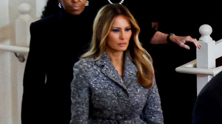 Η Μελάνια Τραμπ έκανε σπάνια εμφάνιση και είχε λόγο: &quot;Είμαι μετανάστρια&quot; το μήνυμα στον... αντιμεταναστευτικό Ντόναλντ