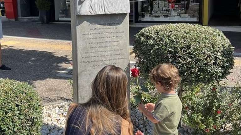 Στο μνημείο του Φύσσα με τον γιο της η Έφη Αχτσιόγλου: Κανένας δεν ξεχνά - Για την οριστική ήττα της άκρας δεξιάς