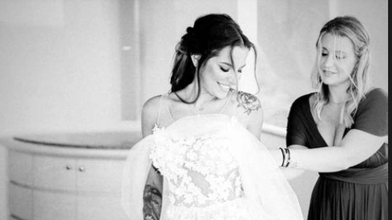 Εριέττα Κούρκουλου Λάτση: Η αδημοσίευτη φωτογραφία από τον γάμο της στη Μύκονο - Η πολύχρωμη νυφική ανθοδέσμη