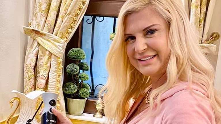 Η Μαρίνα Πατούλη, όλο νάζι, με ροζ φόρμα, φτιάχνει γλυκό στην ολόχρυση κουζίνα της και γίνεται viral! [Εικόνες]