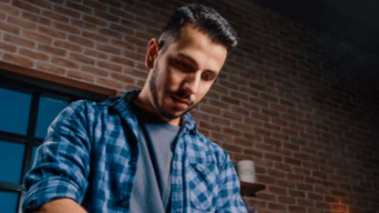 Ο νεαρός ζαχαροπλάστης από την Αριδαία με τα εκατομμύρια views - Οι συνταγές του κάνουν θραύση σε όλο τον κόσμο [βίντεο]