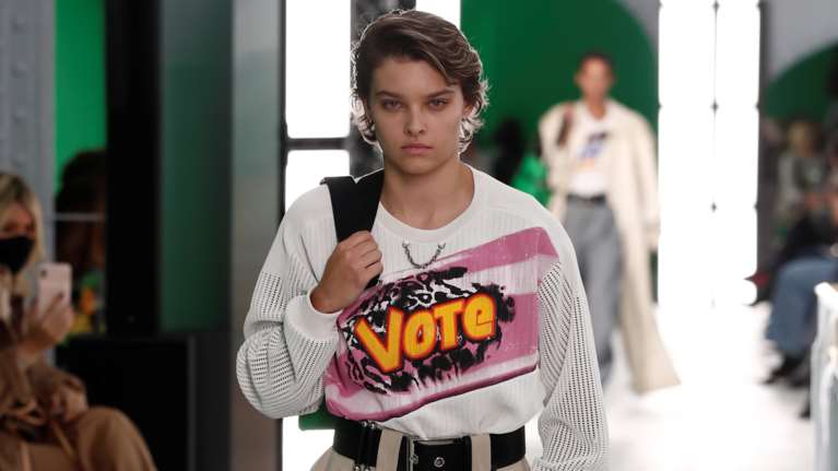 Louis Vuitton: &quot;Ψηφίστε&quot; - Το μήνυμα του γαλλικού οίκου στην Εβδομάδα Μόδας [εικόνες]
