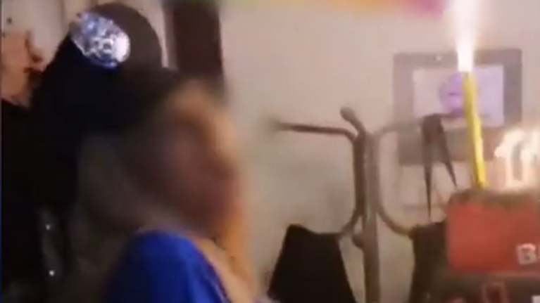 Aπίστευτο: Ντύθηκε σέξι αστυνομικός και πήγε σε κορονοπάρτι γενεθλίων - &quot;Ήρθε η αστυνομία&quot; [βίντεο]