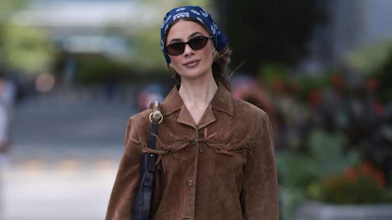 Η μπαντάνα επέστρεψε: Οι fashion experts μάς δείχνουν πώς θα τη φορέσουμε το 2025