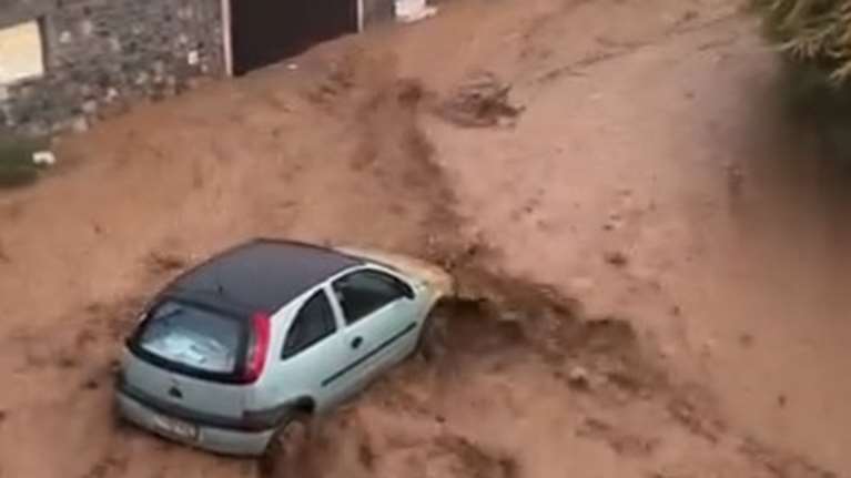 Ηράκλειο: Πλημμύρισε το Παλαιόκαστρο - Παρασύρθηκαν αυτοκίνητα, ζημιές στην παραλία [εικόνες]