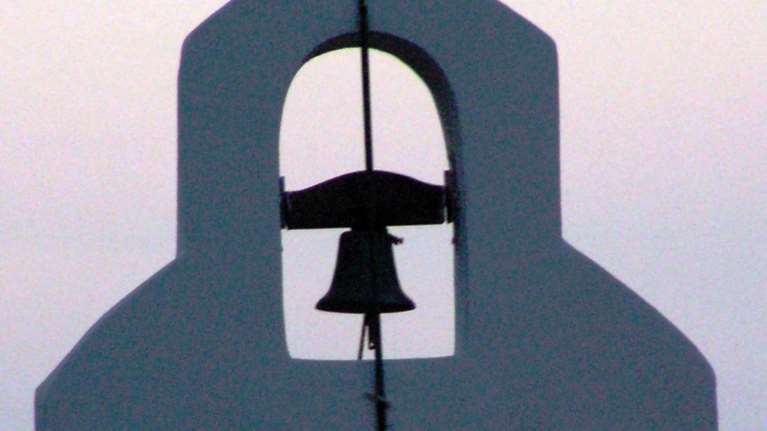 Σύρος: Δικαστήριο απαγόρευσε σε εκκλησία να χτυπάει η καμπάνα - &quot;Δεν είναι ρολόι για να χτυπά συνεχώς&quot;