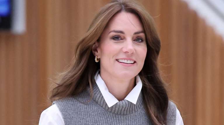 Corporate Chic: Η Κέιτ Μίντλετον φόρεσε το ιδανικό business look - με αμάνικο πουλόβερ και tweed γόβες
