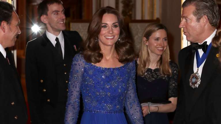 Βασιλική χάρη και κομψότητα που περισσεύει: Η Κέιτ Μίντλετον είναι η αγαπημένη των βρετανών και το απολαμβάνει [Εικόνες]