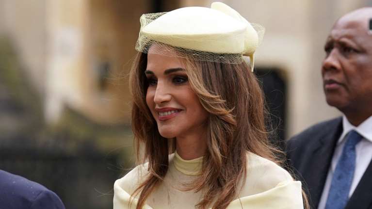 Το Wide Jean της βασίλισσας Ράνια: Η στιλάτη γιαγιά έκανε την πρώτη της εμφάνιση και ήταν πιο μοδάτη και σύγχρονη από ποτέ